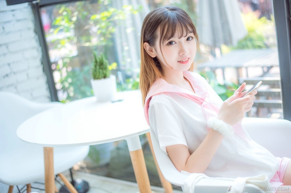 “二哥。”就在此时，门外进来一名风尘仆仆的汉子，一身百姓打扮，若非双目间目光有些慑人，乍一看去，与普通百姓无异，见到诸葛亮，躬身一拜。